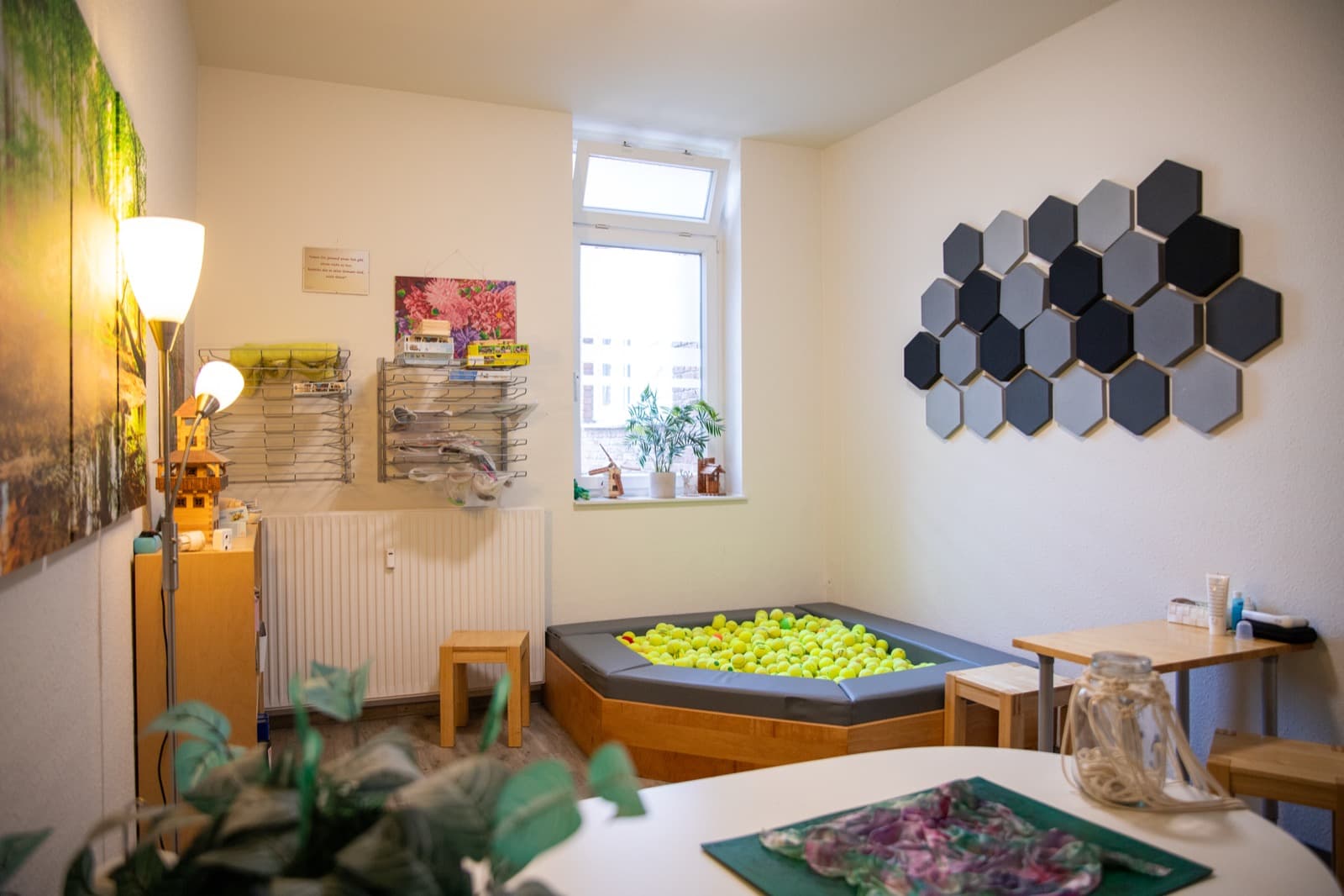 Ruhiger Sensorik- und Kreativraum mit Bohnenbad, Waldmotiv und gemütlicher Atmosphäre